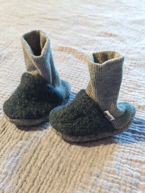 Nooks Dark Gray Wool Baby Booties with Light Gray Knit Cuff